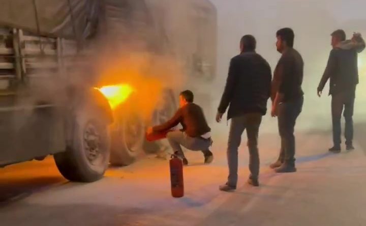 Seyir halindeki tırın lastikleri alev aldı