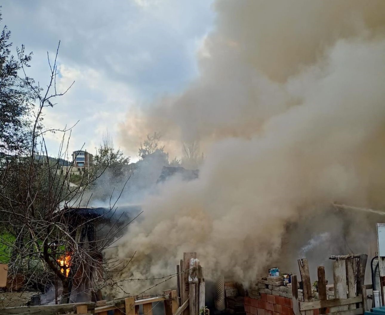 Gölcük’te yangın: Müstakil ev kullanılamaz hale geldi