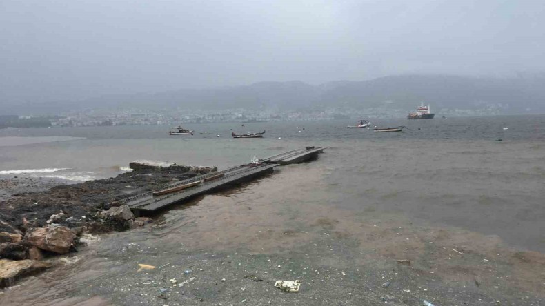 Fırtına sonrası denizde kirlilik oluştu