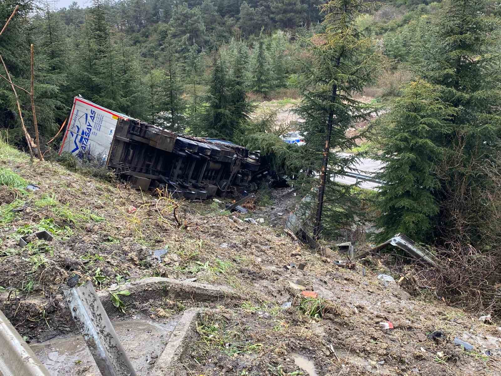 Kayganlaşan yolda feci kaza: TIR şoförü öldü