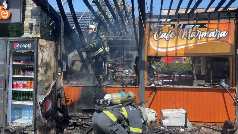 Mutfaktaki yangın Kafeyi kül etti