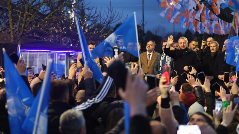 Alikahya seçim irtibat bürosu açılışı Cumhur İttifakı’nın gövde gösterisine dönüştü