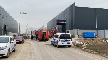 Akrilik fabrikasında korkutan yangın