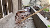 Üzerine duvar yıkılan çocuk hayatını kaybetti