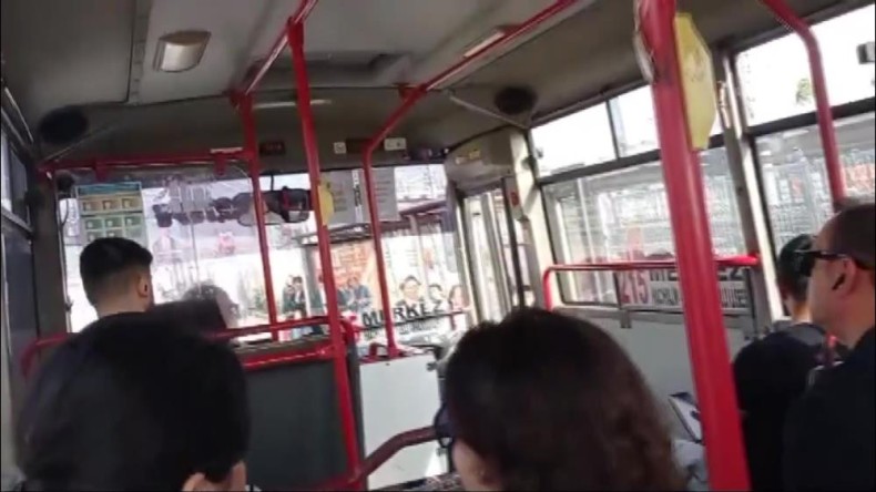 Otobüste bebek arabası kavgası: “Seni mermi manyağı yaparım”