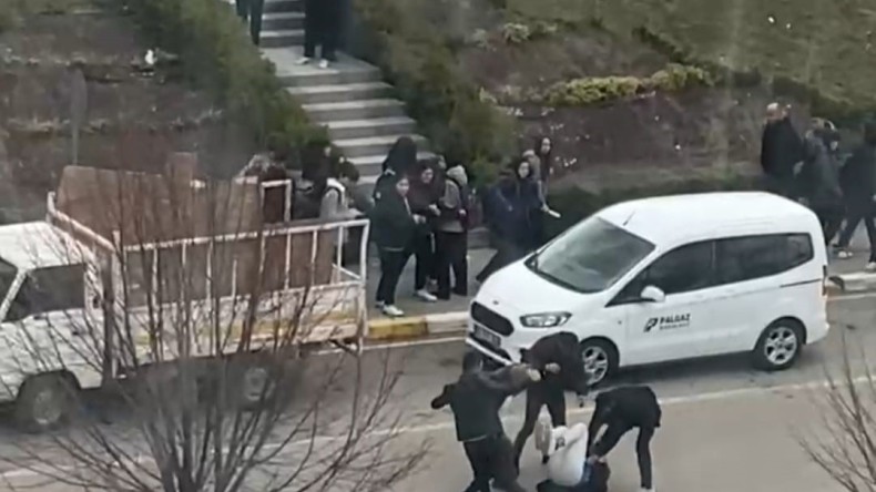 Motosikletliye tekmeli yumruklu saldırı