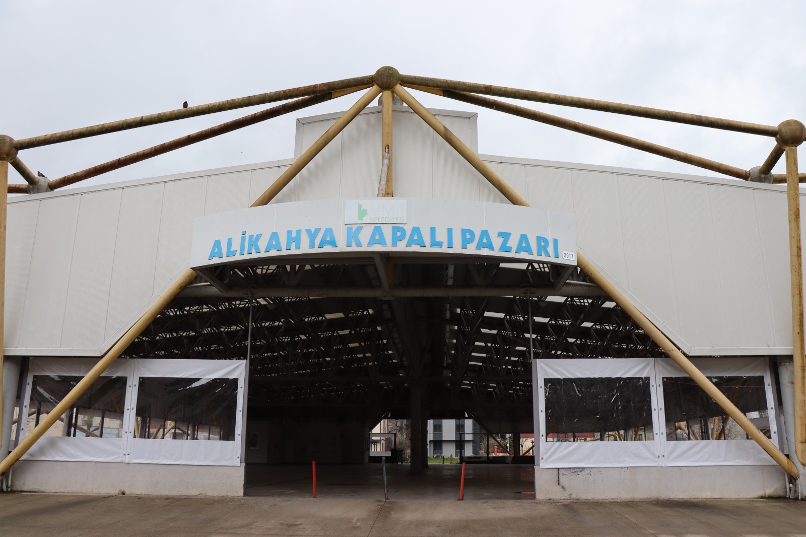 İzmit Belediyesi’nden Alikahya Kapalı pazarına şeffaf koruma
