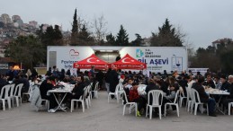 İzmit Belediyesi Mobil Aşevi her gün iftar sofraları ile gönüllere dokunuyor