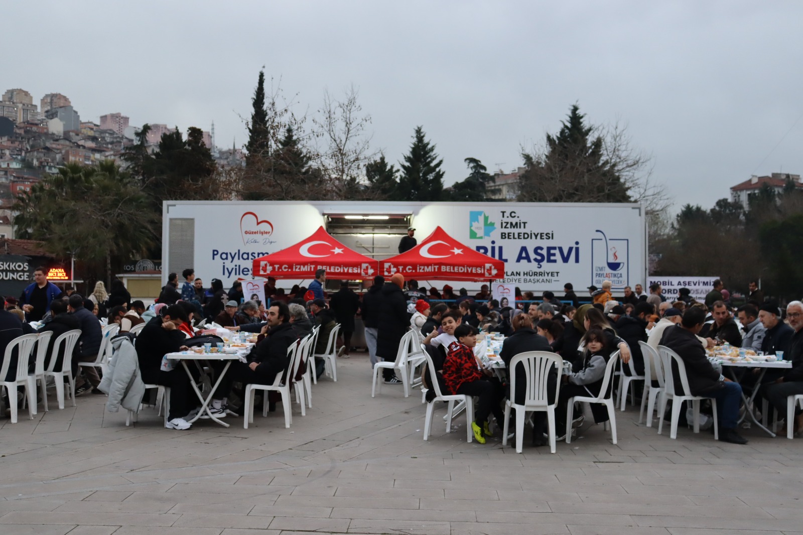 İzmit Belediyesi Mobil Aşevi her gün iftar sofraları ile gönüllere dokunuyor