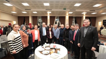 İzmit Belediyesi, iftar sofrasını bu yıl da muhtarlarla paylaştı