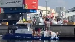 Kule vinçlere çarpan gemiden denize düşen malzemeler toplanıyor