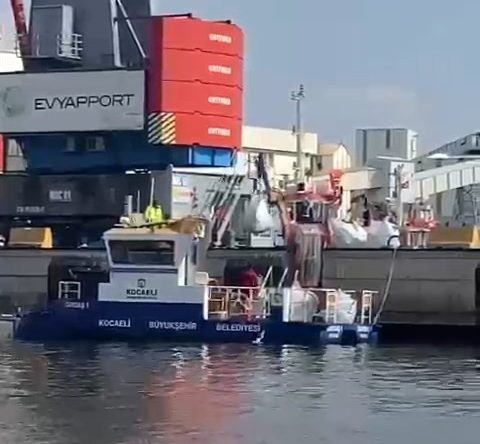 Kule vinçlere çarpan gemiden denize düşen malzemeler toplanıyor