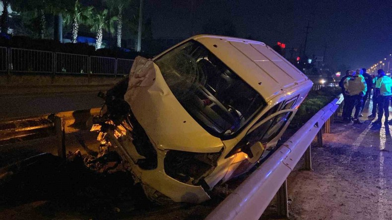 Refüje giren araç bariyeri biçti: 1 yaralı