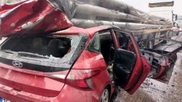 Tırın altına giren otomobil yandı, sürücü hayatını kaybetti