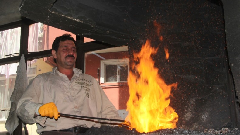 500 derece ateş karşısında oruç tutuyorlar