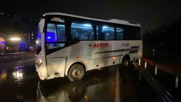 İşçi servisi bariyere çarptı: Yaralı var