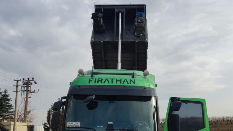 Damper yüksek gerilim hattına değdi, sürücü elektrik akımına kapıldı