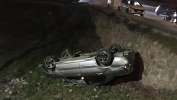 Sitenin bahçesine düşen otomobilden alkol şişesi çıktı: 1 ağır yaralı
