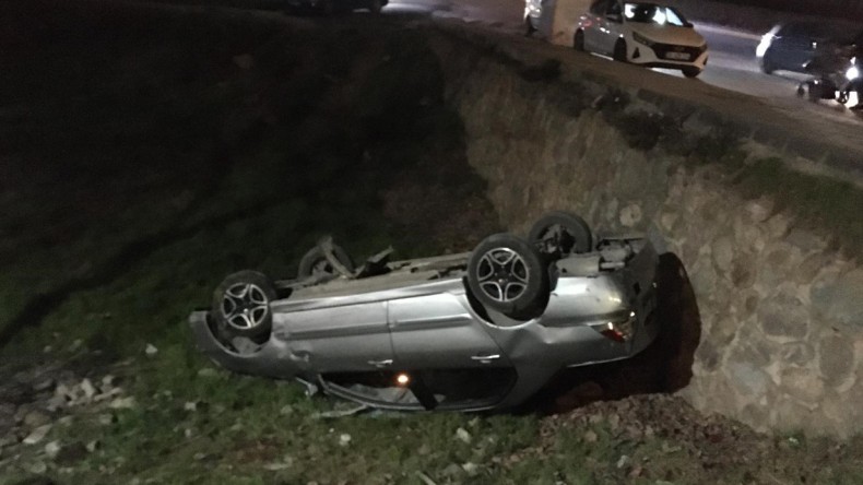 Sitenin bahçesine düşen otomobilden alkol şişesi çıktı: 1 ağır yaralı