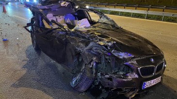TEM’de tıra çarpan otomobilin tavanı koptu: 1 ölü, 2 yaralı