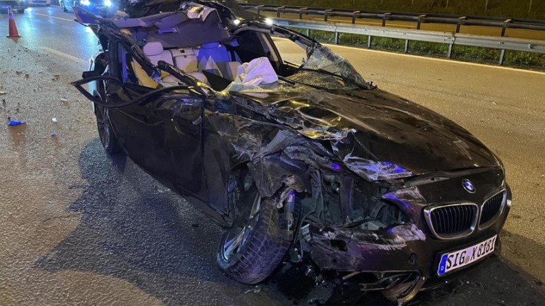 TEM’de tıra çarpan otomobilin tavanı koptu: 1 ölü, 2 yaralı