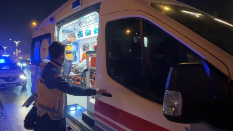 Motosiklet ile otomobil çarpıştı: 2 yaralı