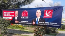 Pankartları indiriliyor, o yeniden yaptırıyor, tekrar astırıyor