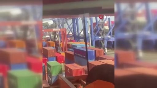 Limanda devasa vinçler devrildi: O anlar kamerada