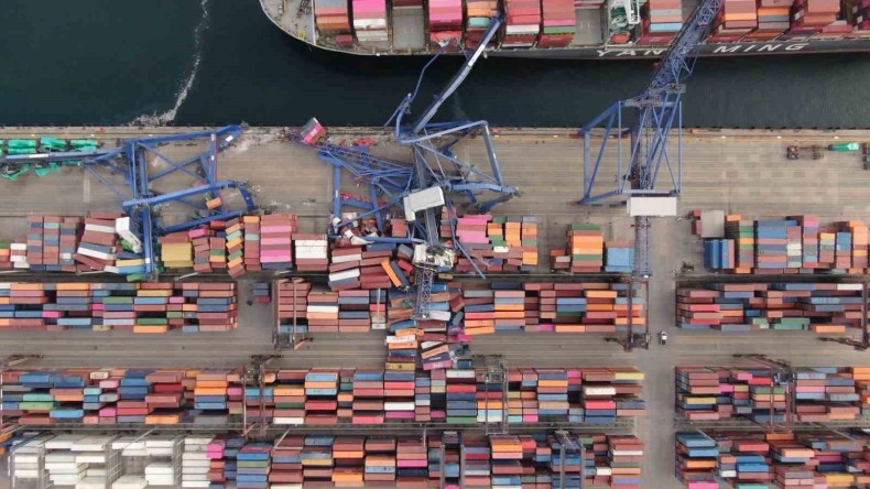 limanda 3 yükleme vinci devrildi: Çalışanlar korku ile bağırdılar