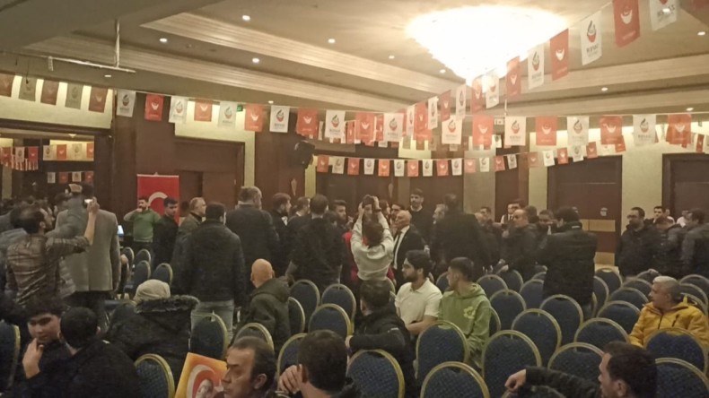 Zafer Partisi aday tanıtımında gergin anlar