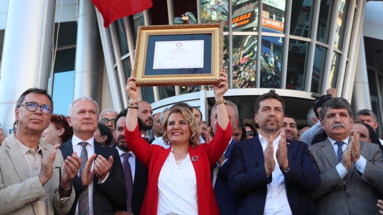 Hürriyet, mazbata coşkusunu halkla yaşadı; Verdiği mesajlar ilgi çekti