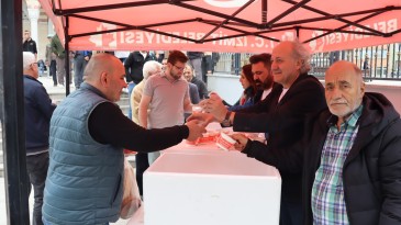 İzmit Belediyesi Şehitlerimizin anısına Camilerde helva dağıttı