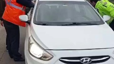 TEM Otoyolu’nda araçta hareketsiz yatan şahıs polisi harekete geçirdi