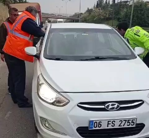 TEM Otoyolu’nda araçta hareketsiz yatan şahıs polisi harekete geçirdi