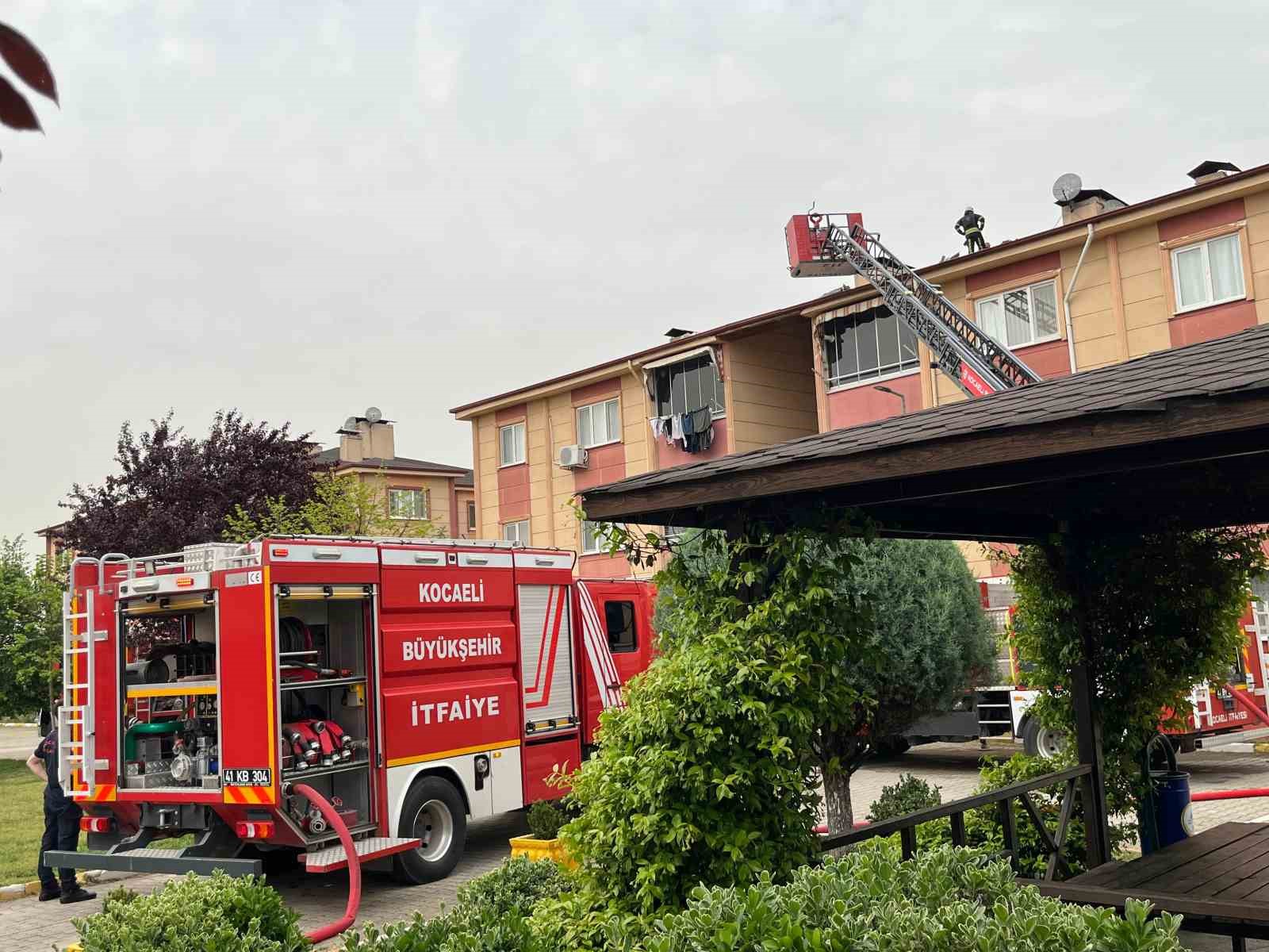 Tadilat yapılan apartmanın çatı katında yangın : 1 yaralı
