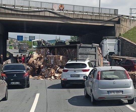 Karton yüklü tır devrildi: 1 yaralı
