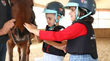 Minikler ata binmenin keyfini yaşıyor