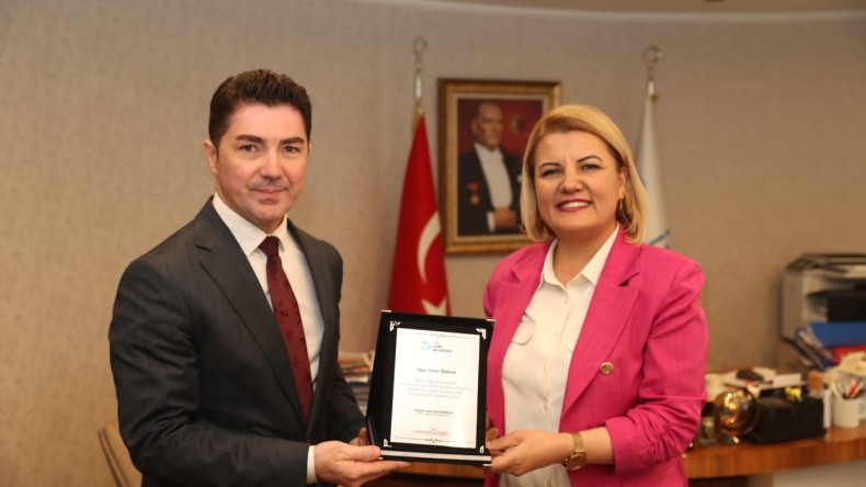 İzmit Belediyesi müdürlüklerinde devir teslim töreni yapıldı