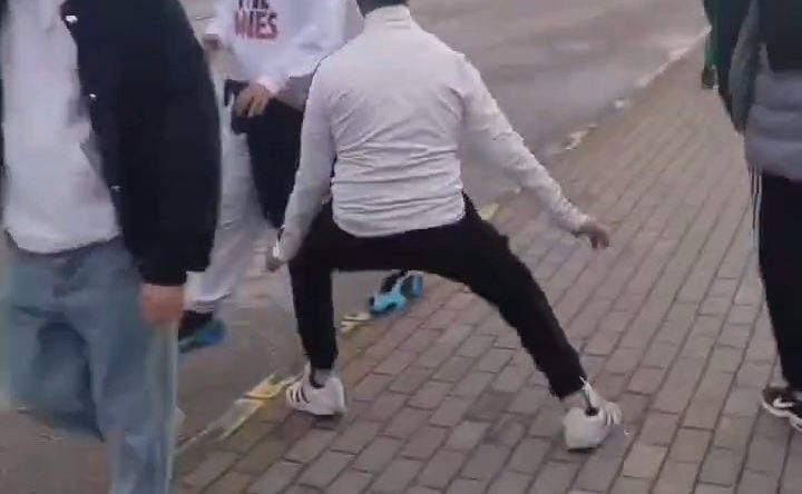 Yolda yürüyenleri korkuttuktan sonra saldıran şahıslar yakalandı