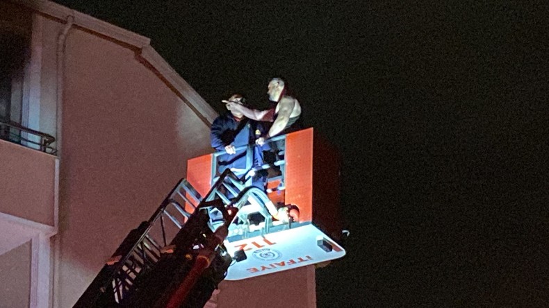 Şarjlı süpürge patladı, evde mahsur kalan şahsı itfaiye kurtardı