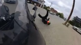 Motosiklet sürücüsü ölümden döndü: Kaza anı saniye saniye kamerada