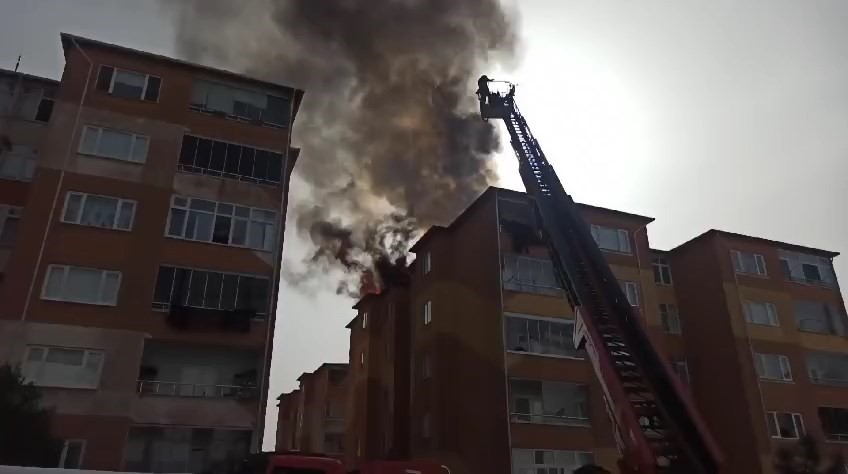 7 katlı apartmanın çatı katı alev alev yandı