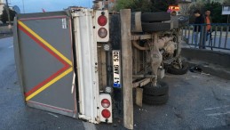Hafif ticari araçla çarpışan kamyonet devrildi: 2 yaralı