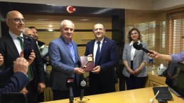 Derince Belediyesi’nde devri teslim töreni: Sertif Gökçe görevine başladı