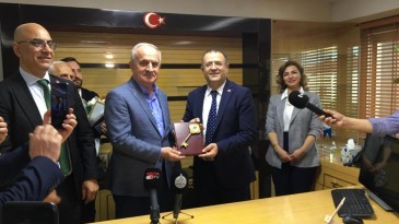 Derince Belediyesi’nde devri teslim töreni: Sertif Gökçe görevine başladı