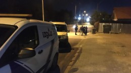 Gaz pedalı takılı kalan otomobil doğal gaz kutusuna çarptı