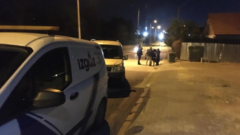 Gaz pedalı takılı kalan otomobil doğal gaz kutusuna çarptı