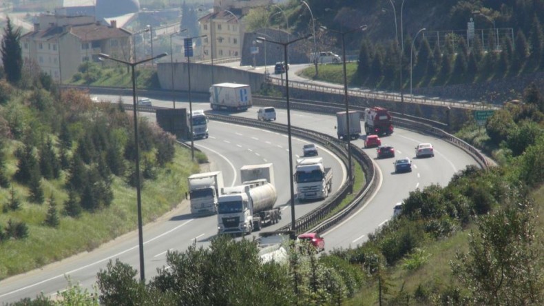 TEM Kocaeli geçişinde akıcı bayram trafiği yoğunluğu