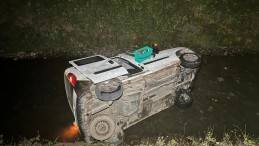 Araç su kanalına uçtu: Yaralı var