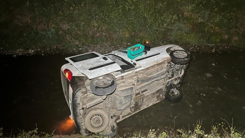 Araç su kanalına uçtu: Yaralı var